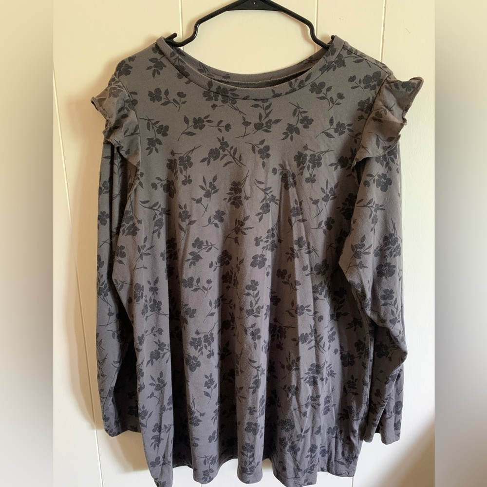 Torrid size 3 Classic Fit long sleeve tee w/ruffle sleeve. Gray/black floral